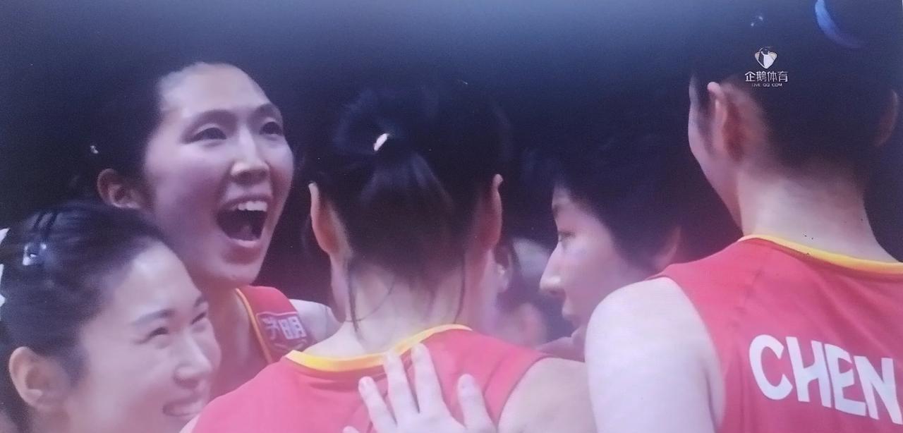 《首秀开门红！中国女排3-0横扫比利时，赵勇挂帅龚翔宇领衔闪耀北京站》
