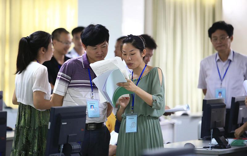 评职称，别太“老实”了一位老教师连续五年申报高级职称，次次陪跑。问原因，他说