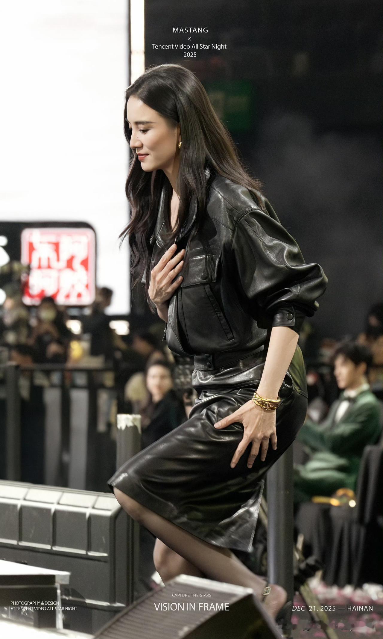 宋佳这身造型真好看啊，皮衣皮裙配黑丝高跟，又酷又飒又美！金色大耳环随着发丝晃动