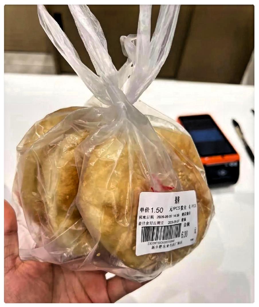 胖东来的售后服务真的是太牛了！当时因为没有吃饭，就去熟食区买了三个烧饼，但是