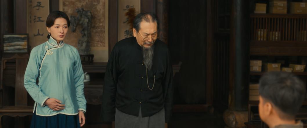 电视剧《八千里路云和月》中张汝贤老爷子对万福说：“文化不是识多少字，也不仅是书本