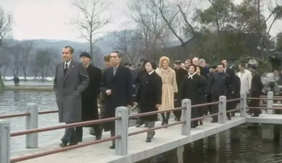 1972年2月，尼克松访华时准备游览西湖，美方特工突然向尼克松报告：“湖里有水雷