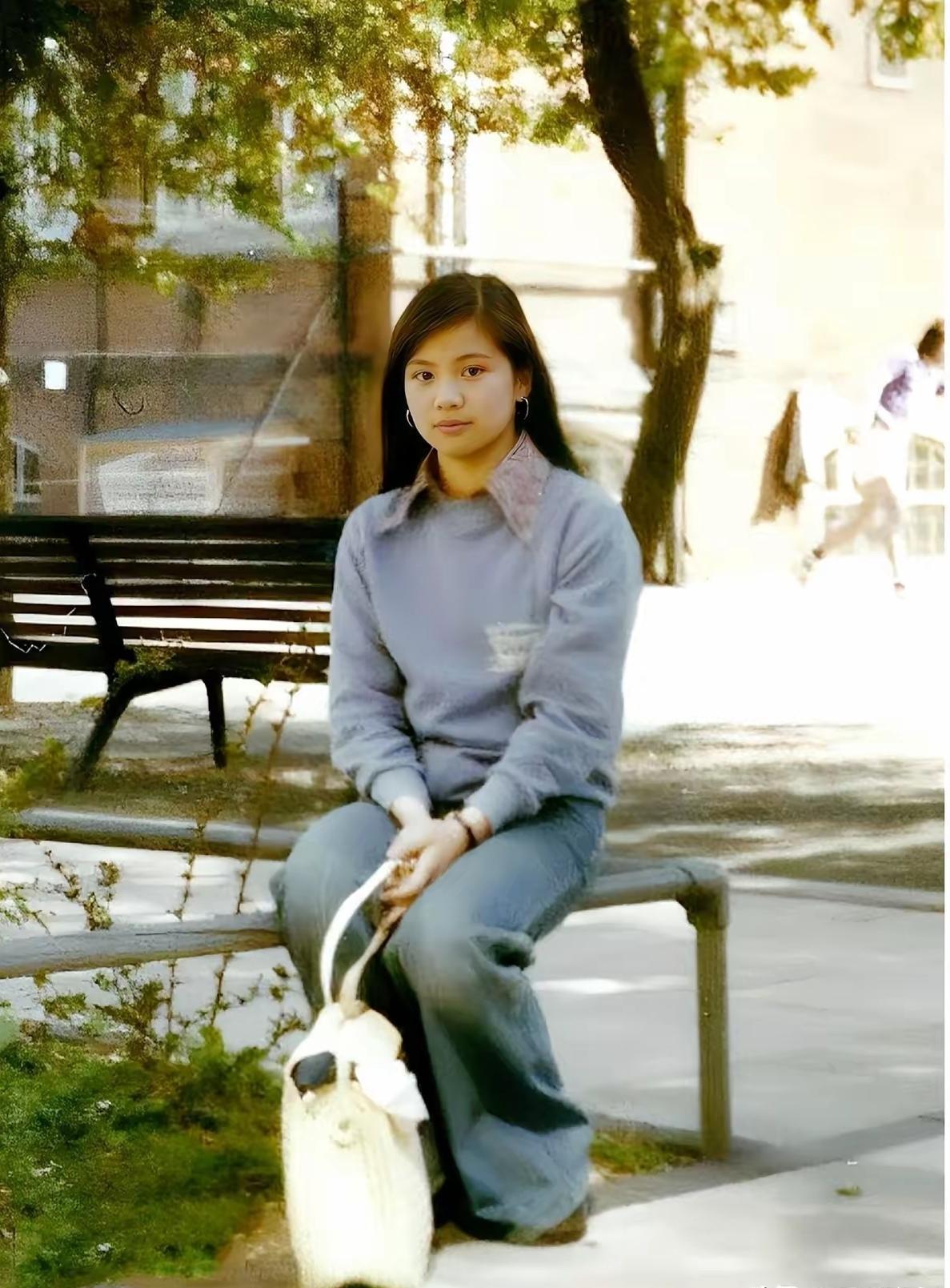 这是金庸笔下和电视剧《射雕英雄传》里那个率真、活泼可爱的丐帮小帮主黄蓉吗？当然还