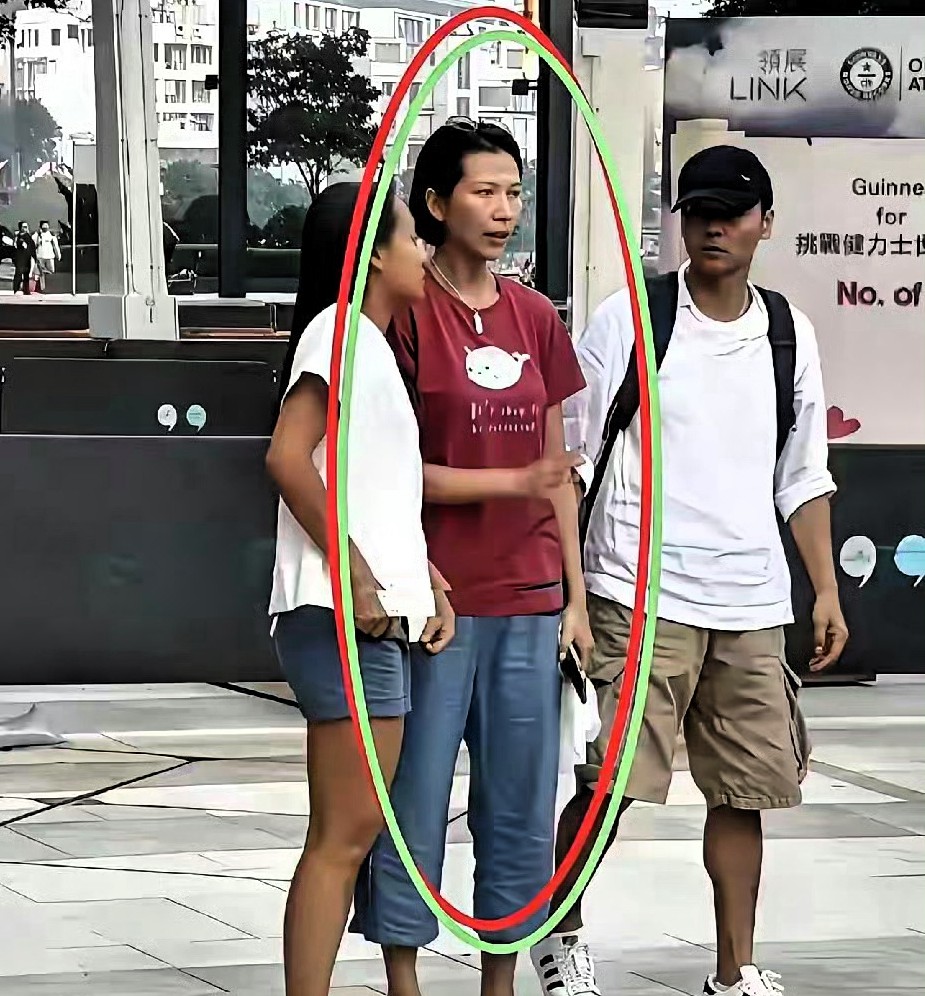 这是蔡少芬和张晋吧，只能说香港的明星太随和了