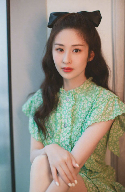 颖儿的森林绿碎花裙，真的是养眼清新，甜笑可人​​​