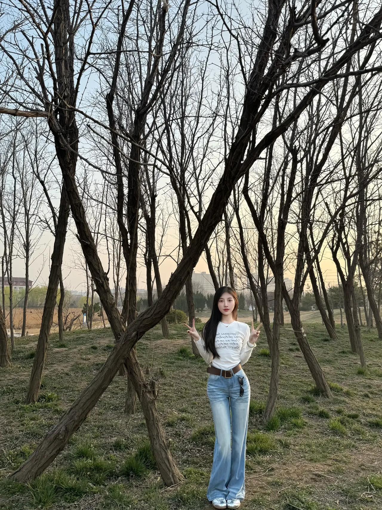 树影婆娑间，少女笑语盈盈。