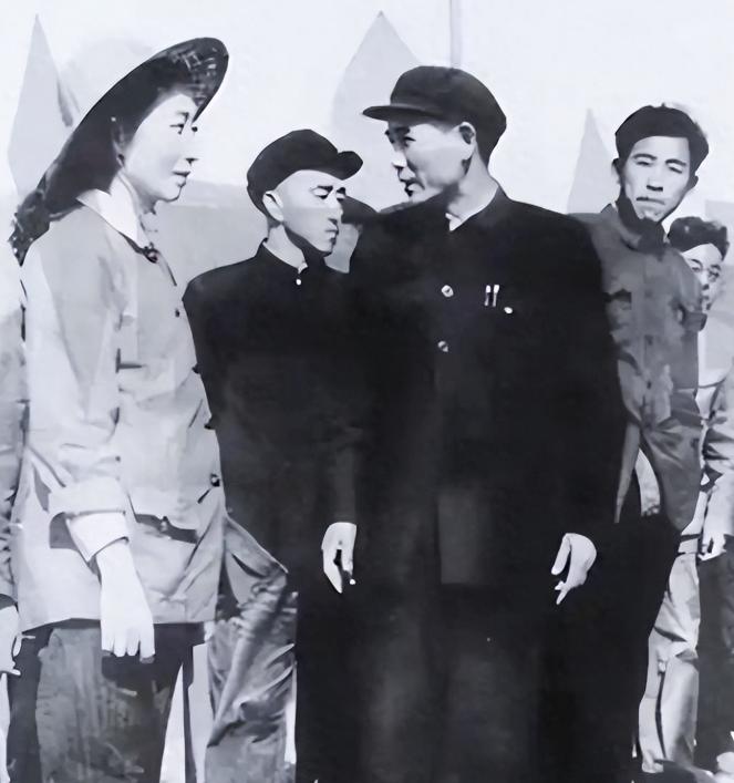 1940年，新四军团长张体学用望远镜偷偷观察日军据点时，因为望远镜反光暴露位置，