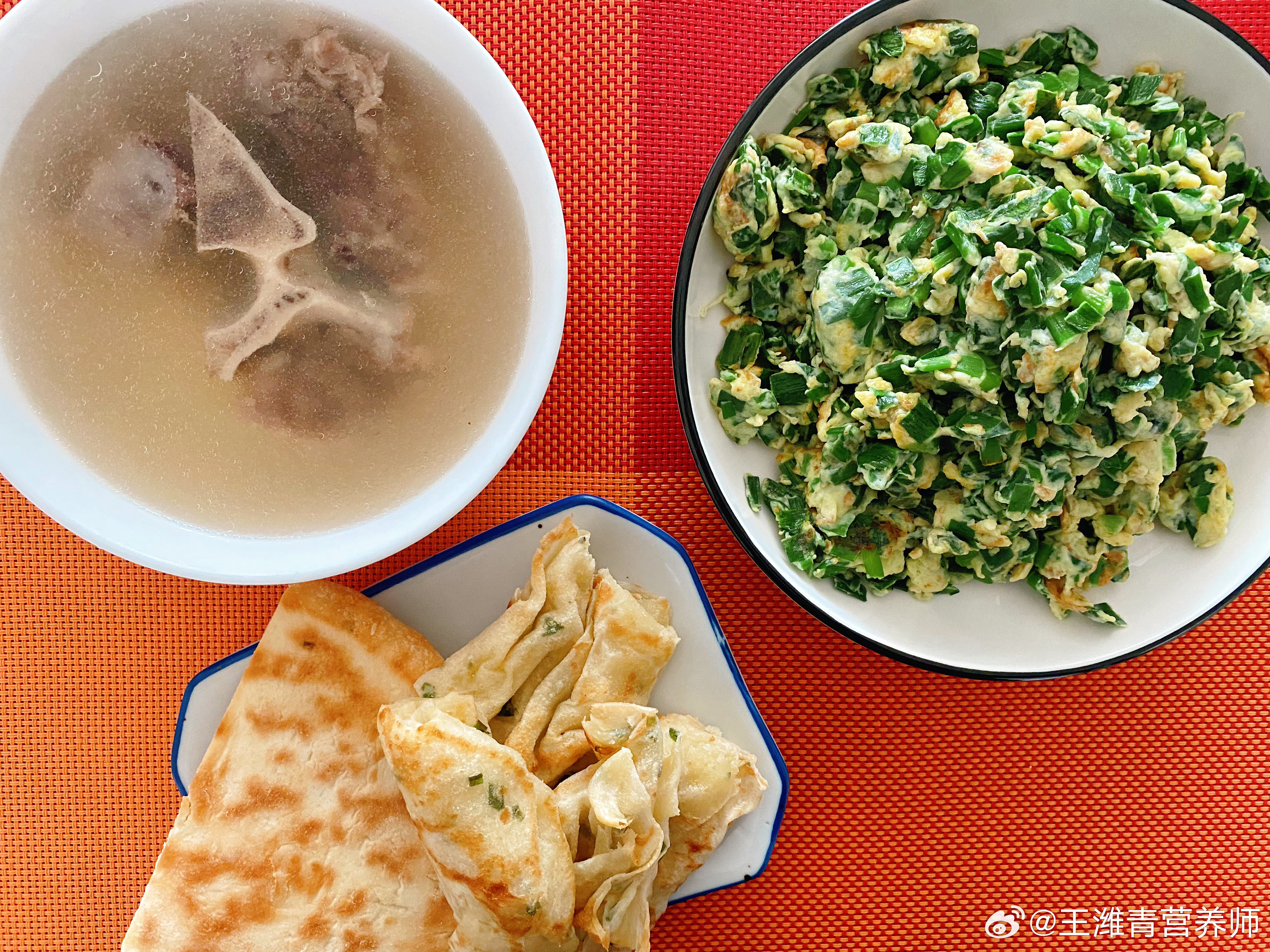 早餐哥10月01日早餐牛骨汤，韭菜炒鸡蛋，饼愿山河锦绣，国泰民安。​​​