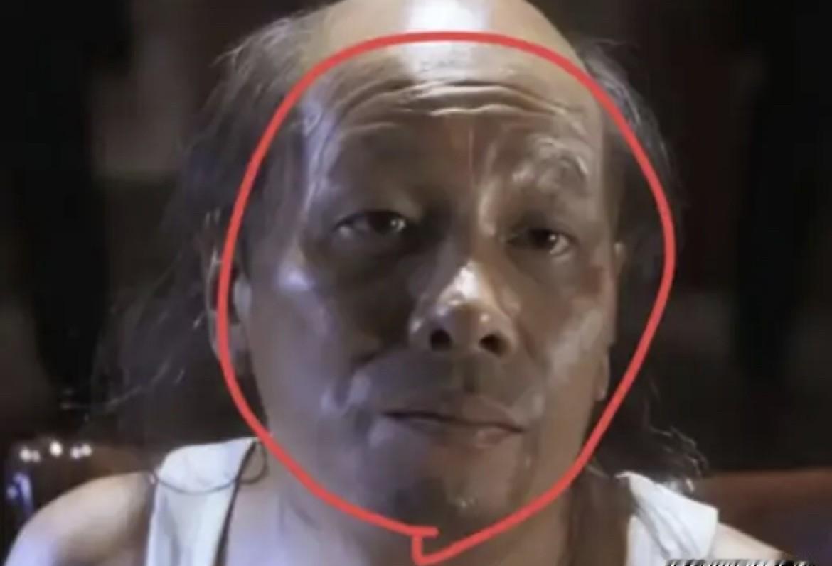 72岁，还能一掌劈碎三块实心木板。这不是特效，是梁小龙晨练的日常。洪金宝当年