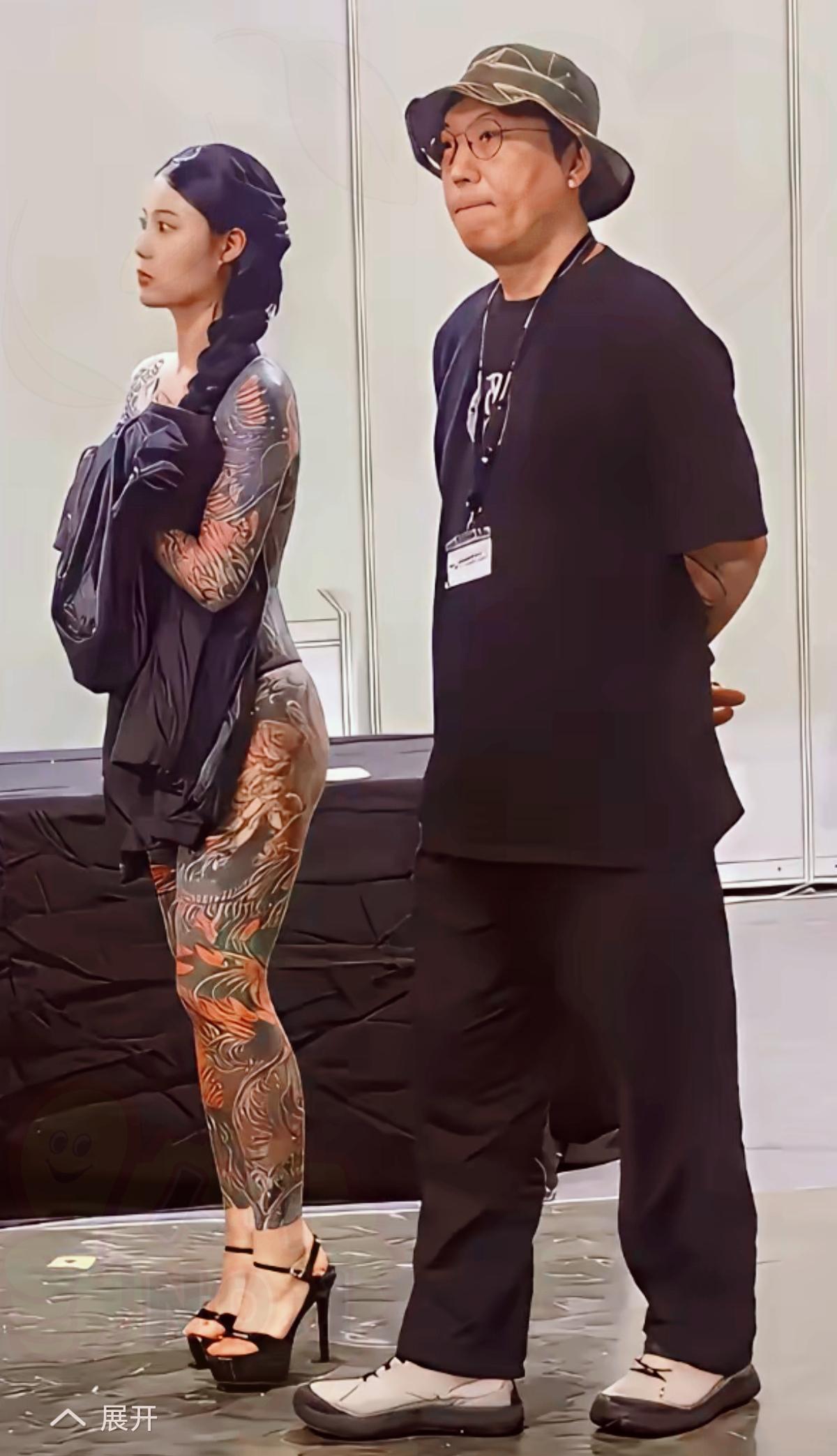 美女这身打扮不是廉价款能比的，肉眼可见花了心思也砸了钱。时尚女纹身女生纹身就是