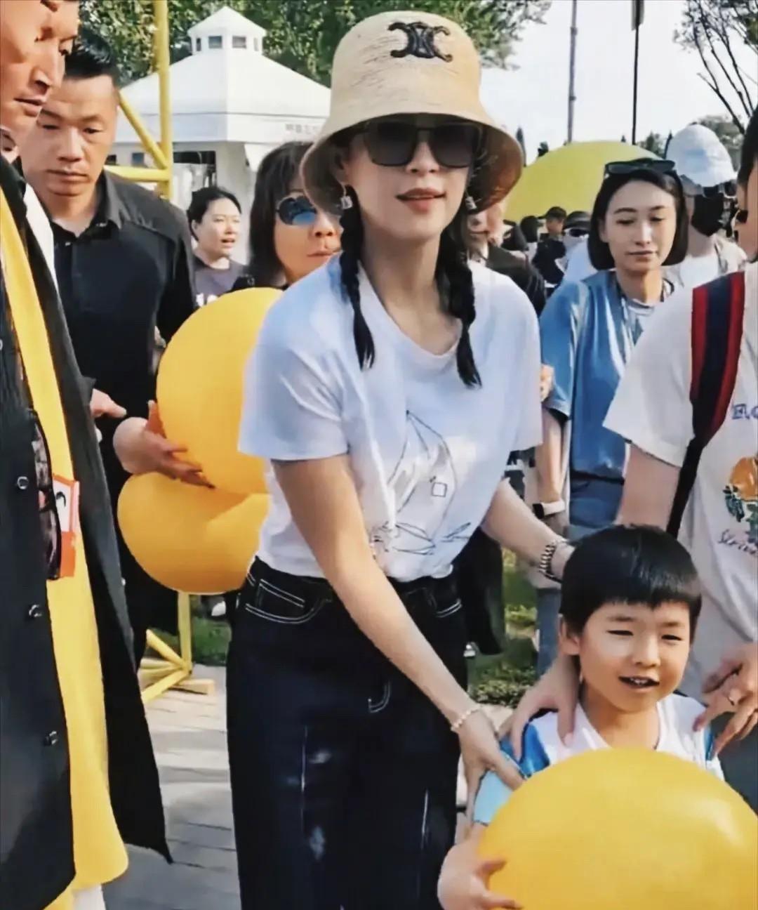 最近国际影星章子怡的儿子正面照曝光，不得不说音乐人汪峰的基因真是强大，儿子像极了