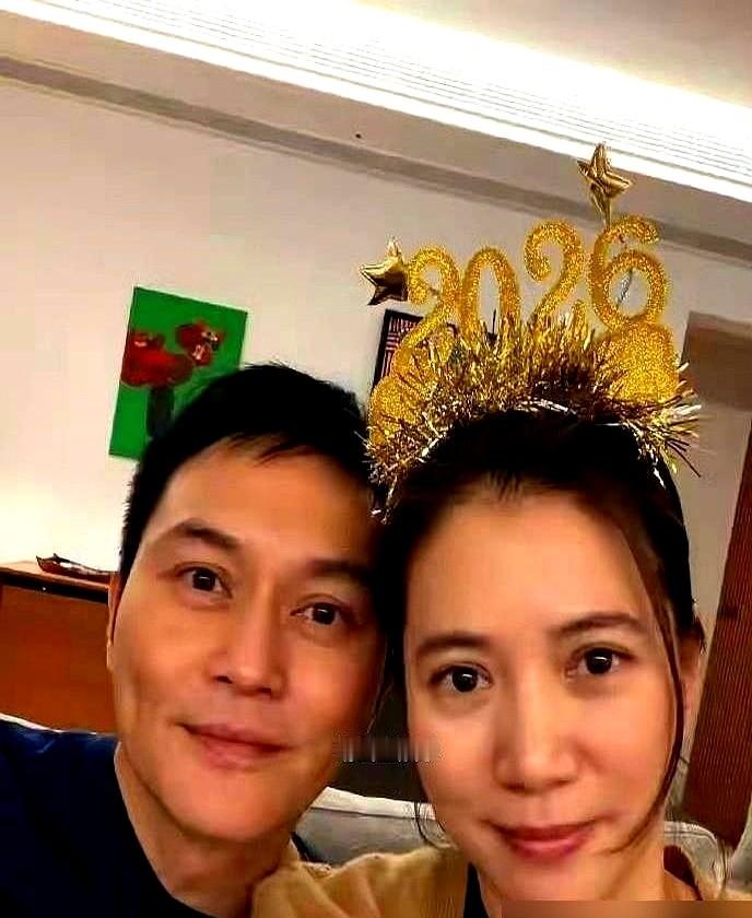 那个曾经“包治百病”的女人，55岁生日居然没收真包。袁咏仪过生，好友送了个定制的“爱马仕蛋糕”，她抱