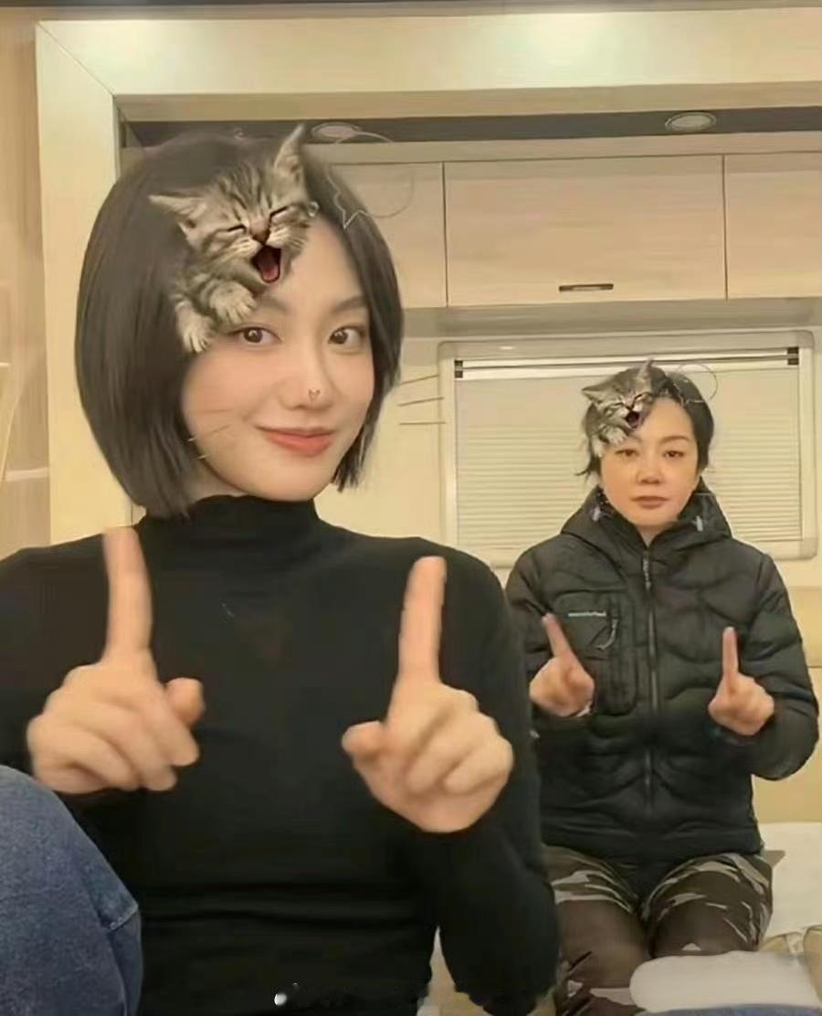 闫妮和女儿简直是一个模子里刻出来的​