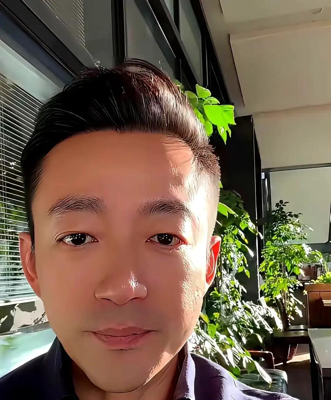 汪小菲昨晚蹲在筱梅直播间角落，一声不吭给酸辣粉贴快递单。有人刷“前夫哥变助理”