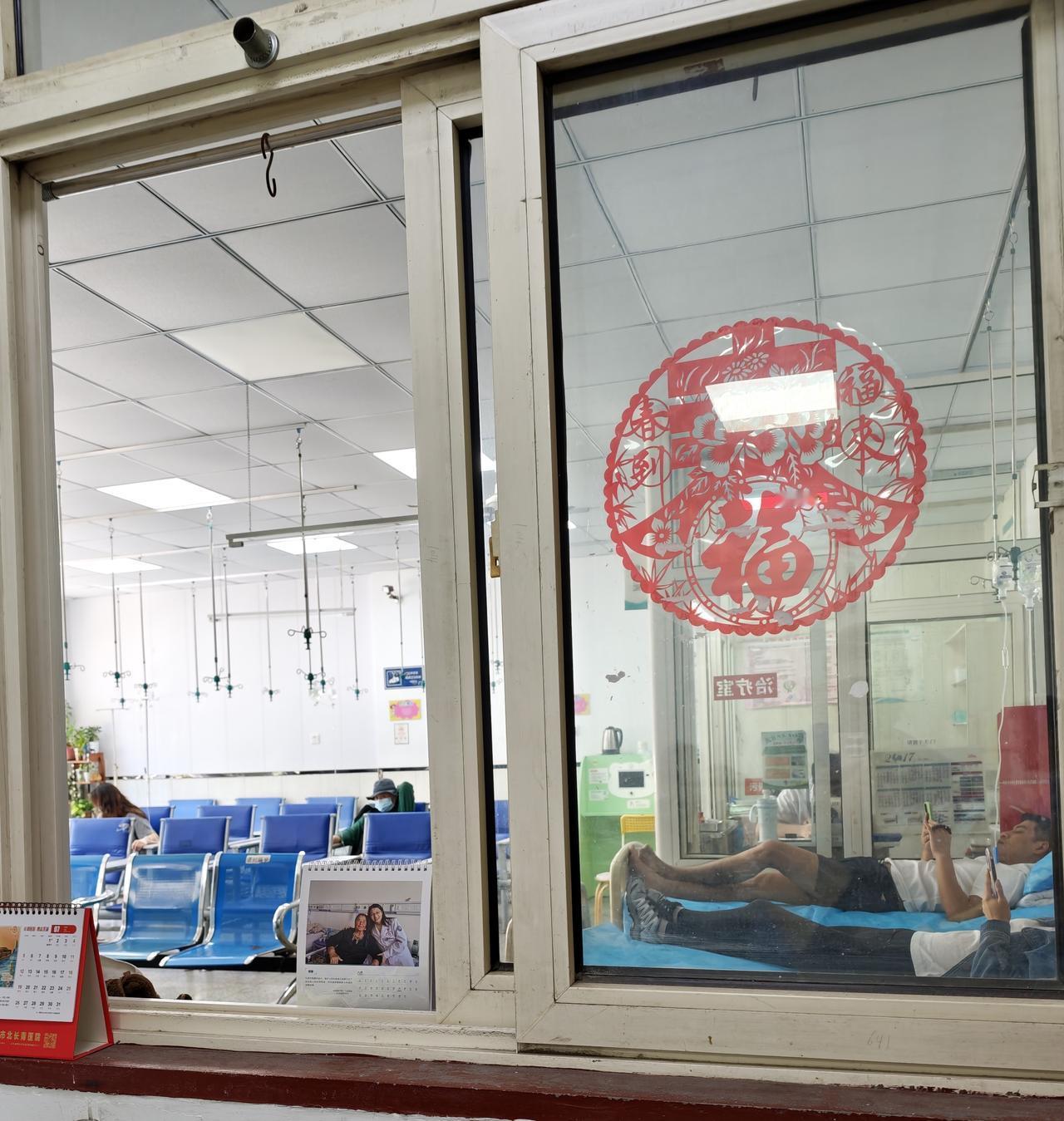今天中午11点半来到社区医院，12点看上了病。俺先是把俺的鼻炎过敏症状说了一下
