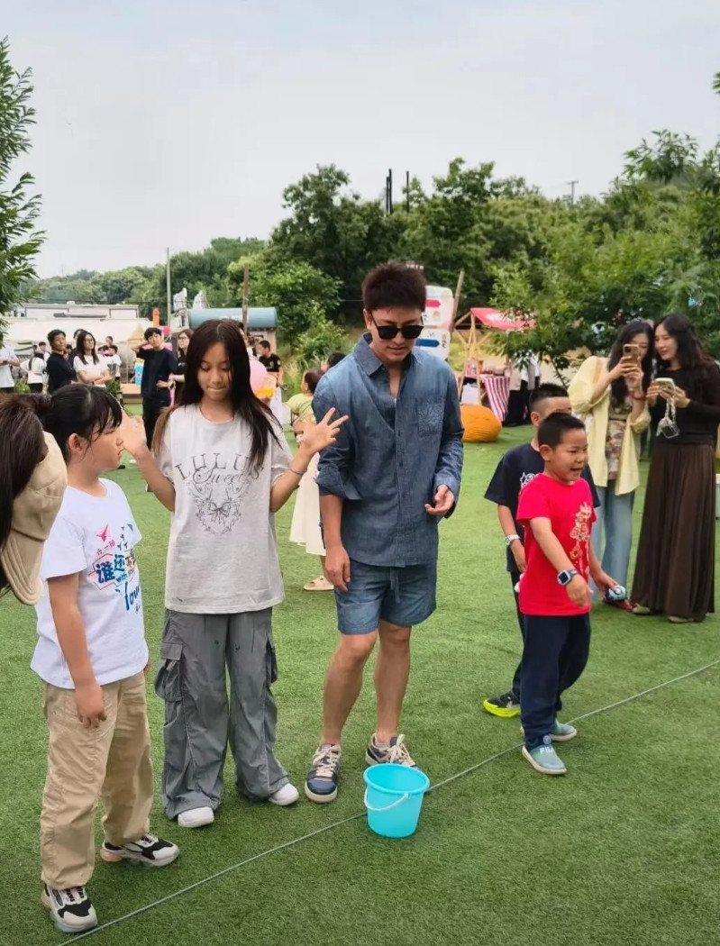 贾乃亮和李小璐一起带女儿到公园玩，12岁甜馨看起来好成熟，染了一头棕发。父女俩一