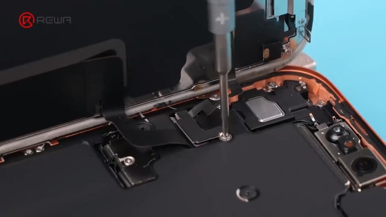 【苹果iPhone17Pro首拆：更大相机传感器、更易维修设计】YouT
