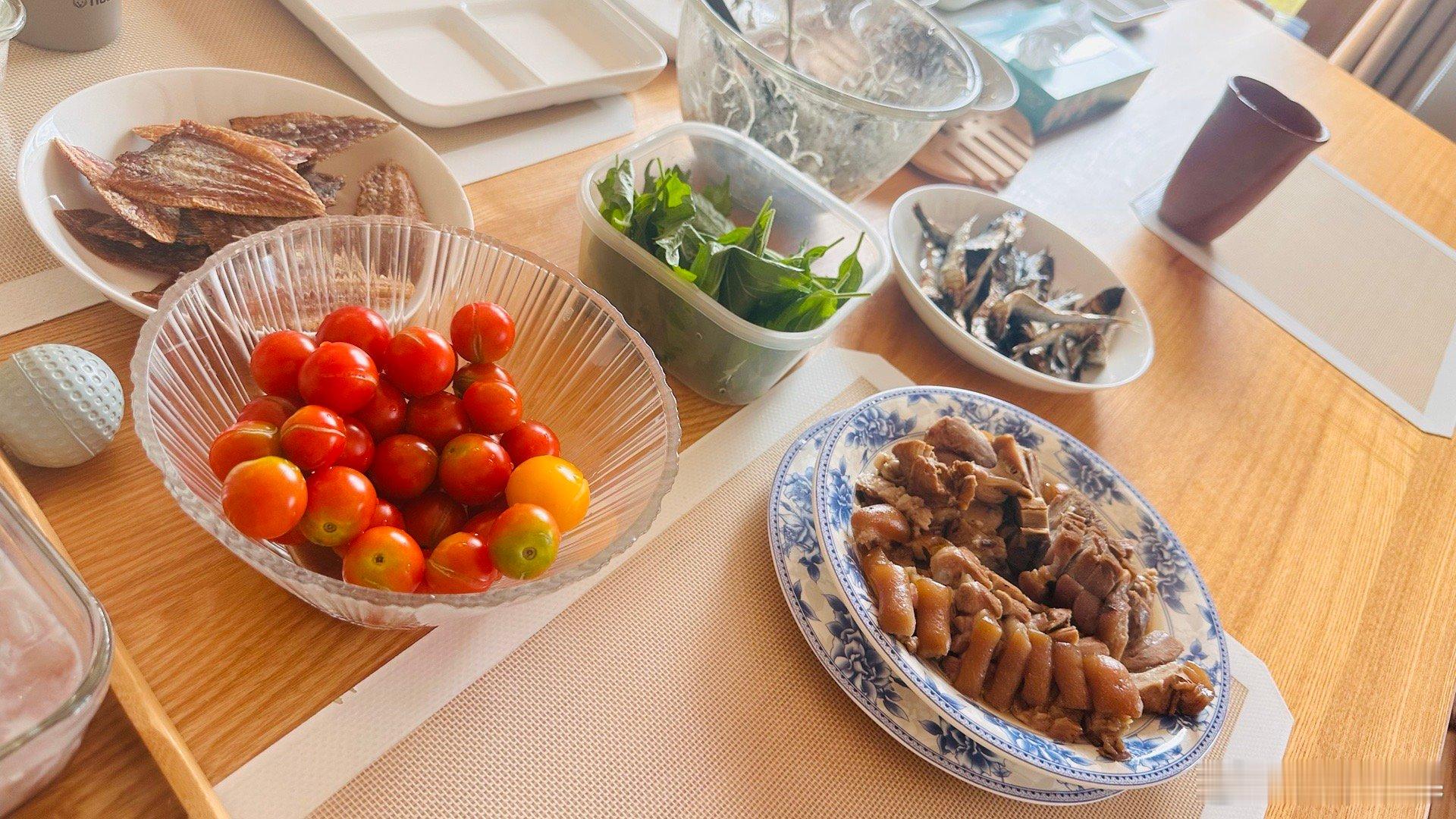与友人围坐，分享简单的早餐食物，便是生活最丰盛的馈赠🌷遇见美好的人与自然感恩美