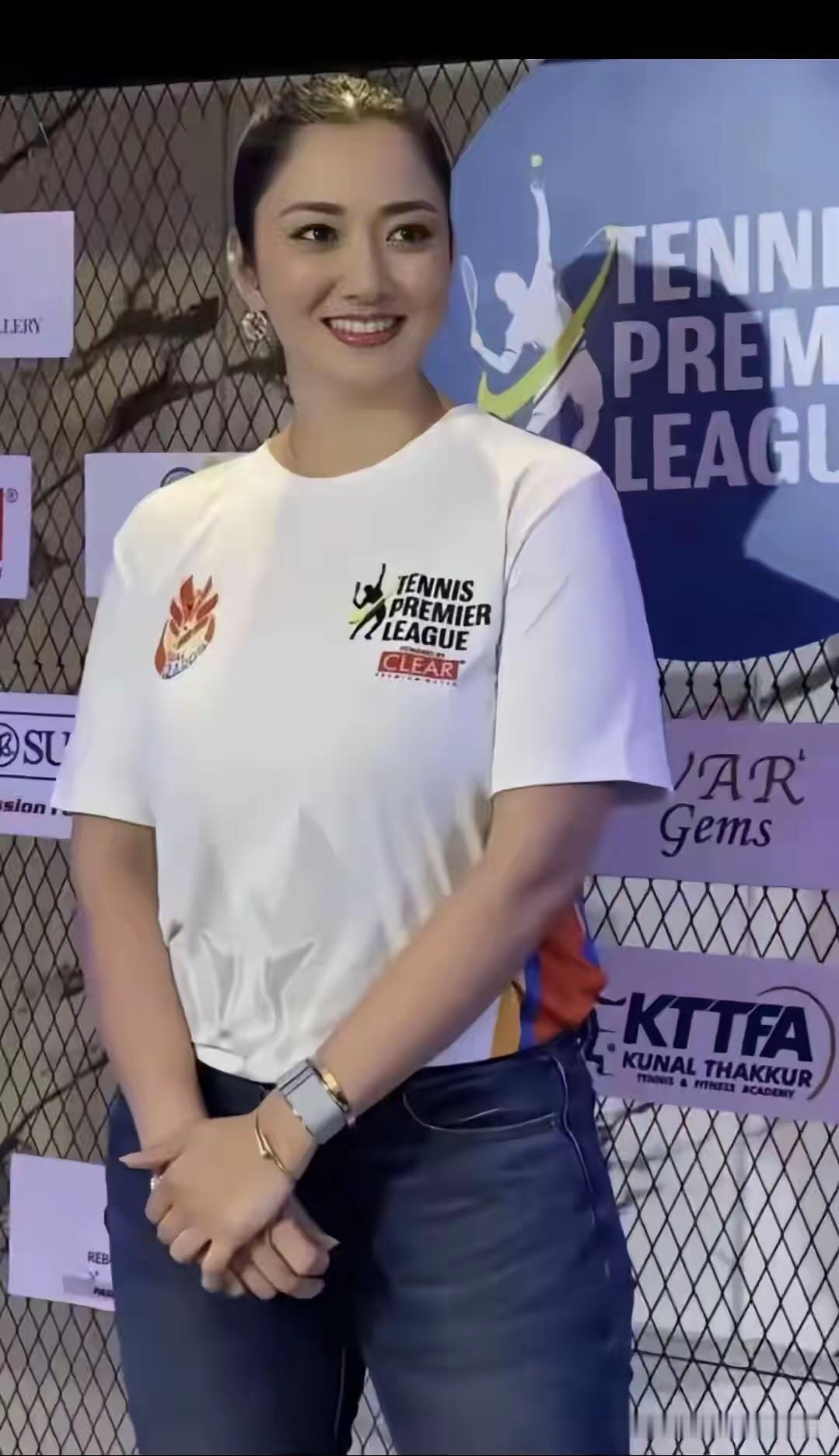 这位美女是健身教练还是主持人呢？看颜值，她的五官大气，看身材，这身材比其他人要高