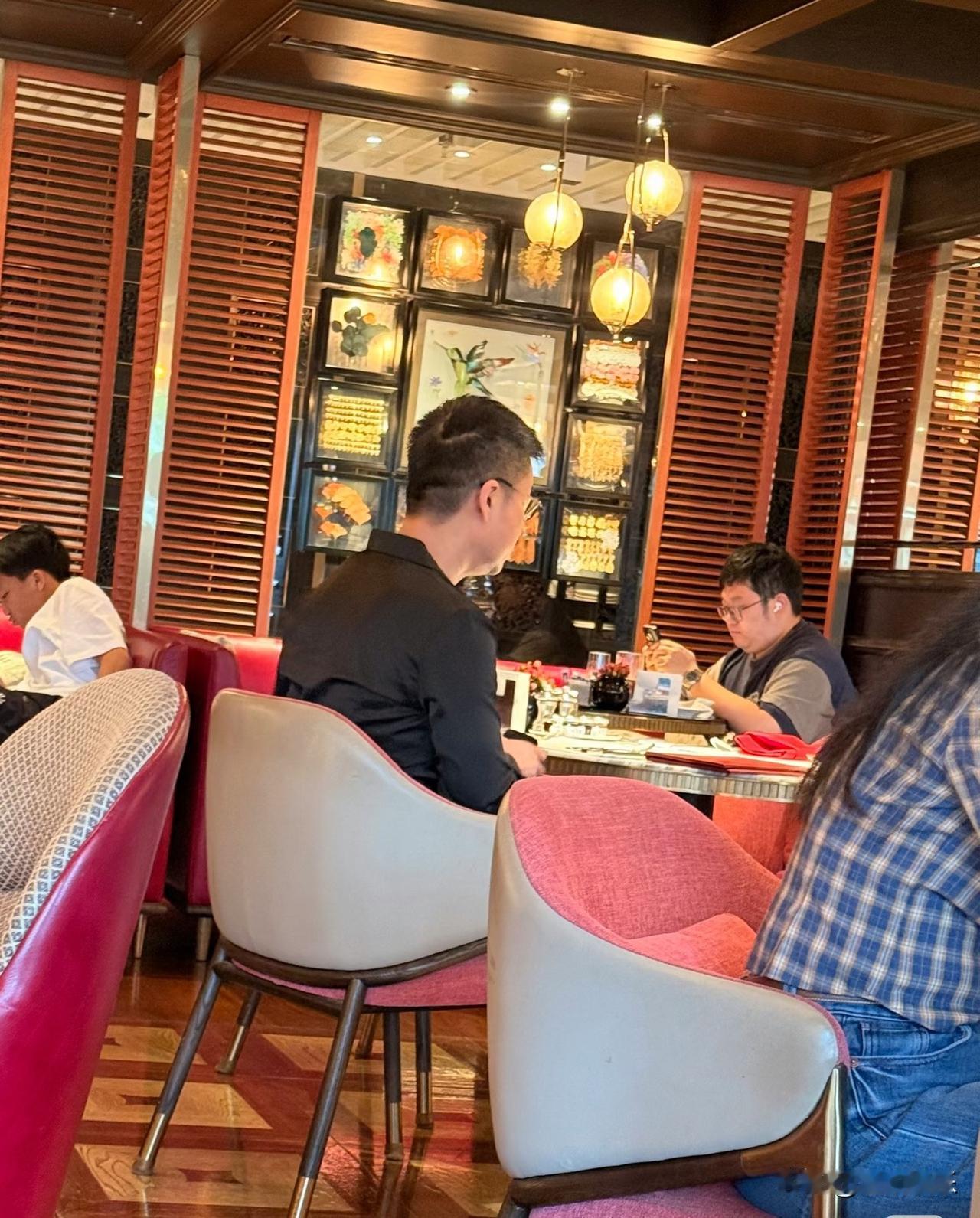 小s老公许雅钧独自用餐！他在厦门有生意！赵露思代言的卓雅就是！跟老钱一点都