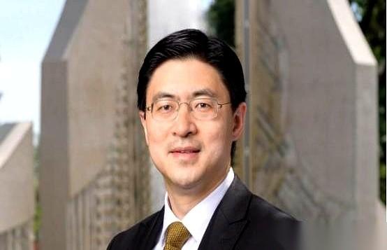 那个叫蒋濛的男人，普渡大学的新校长，简直就是个活生生的“爽文男主”剧本。天才少