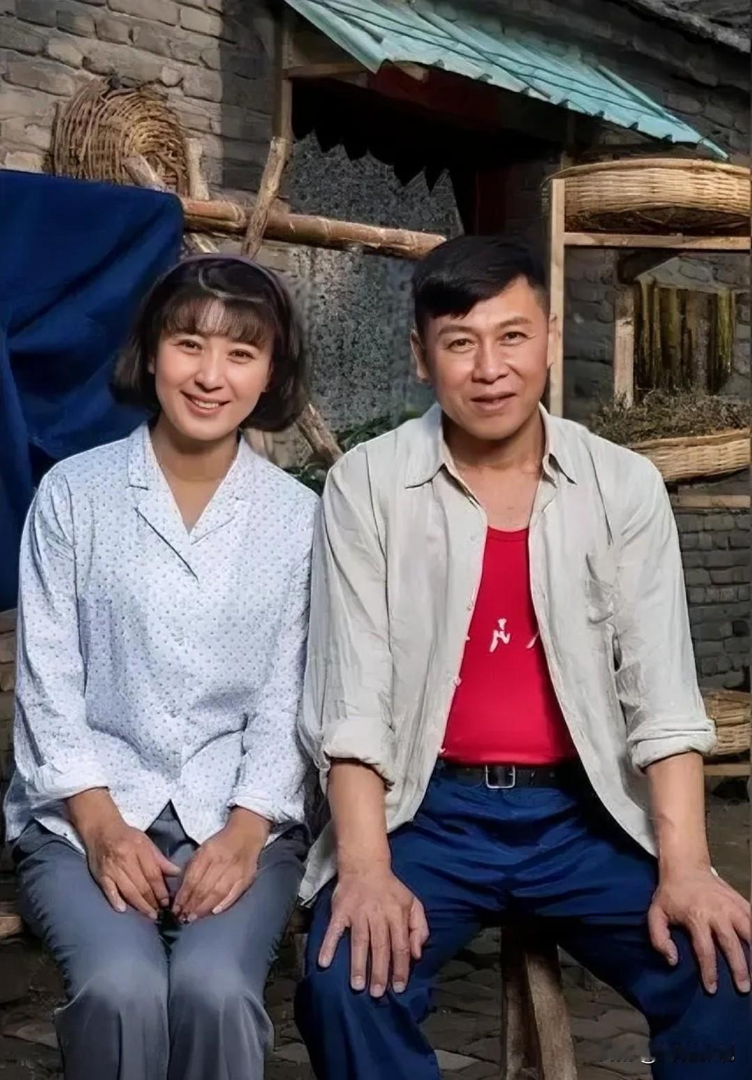 仔细看，左边是笑容满面，举止温柔的闫学晶，右边的帅哥是谁？90年代很红，他演技不