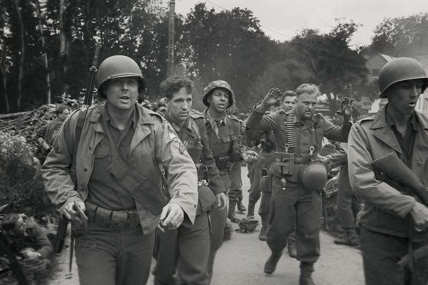 以后一张照片中的德军士兵发型还保持那么好，用的什么摩丝？下图皆拍摄于1944