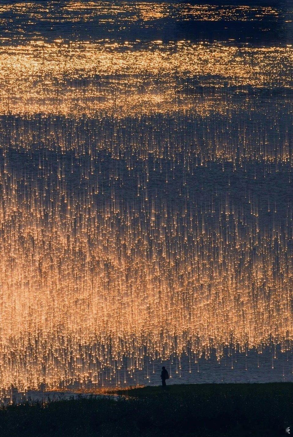 孩子跟谁亲？1.婴儿时期，谁哄他睡觉，他就和谁亲。2.幼儿时期，谁经常陪他玩耍，