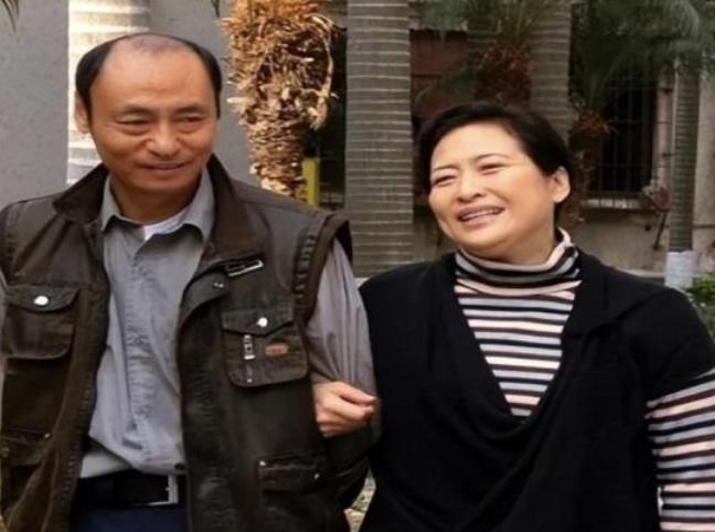 她是国家一级演员，嫁给初恋45年，工资全部上交，甘做“夫管严”，但是却活成了人生