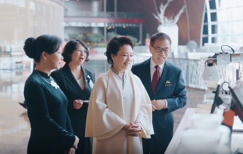 一眼望去，最端庄大气，最高雅有范，却又不失亲和力，还完美彰显了大国风范的那个人，