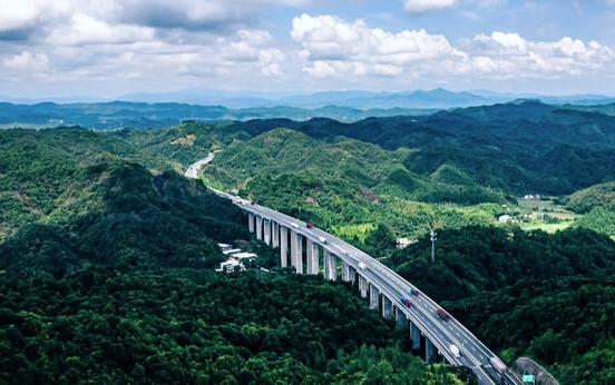 你知道高速公路为什么限速120吗？ 8月20日，湖南有四条高速完成限速