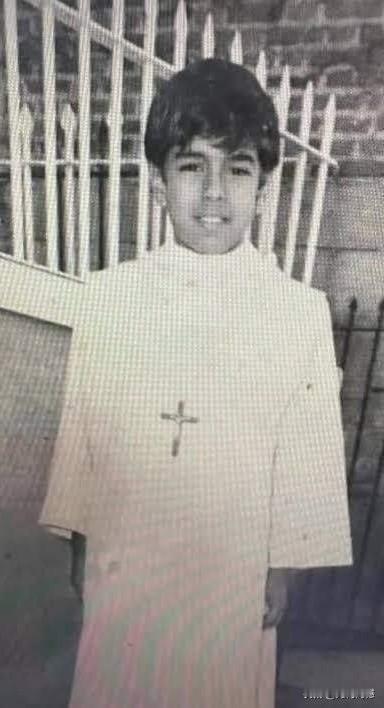 马杜罗这一辈子也不容易，年少的时候，家庭条件一般，书念的并不是很多，好像也没有念