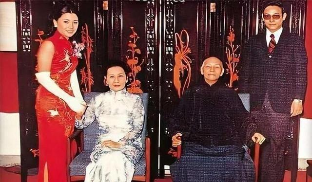1973年7月23日，蒋介石现身孙子蒋孝勇婚礼，与宋美龄端坐在太师椅上，同蒋孝勇
