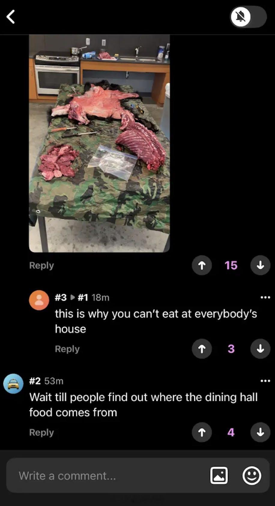 看到个邪门的旧闻。去年，康奈尔大学两个学生捕猎了一头黑熊，然后拖回学校饭堂剥皮剁