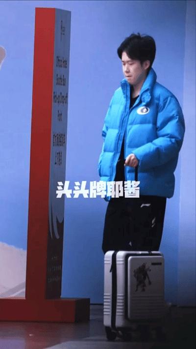 11月27号，王楚钦穿了李宁新出的蓝色羽绒服去训练，颜色挺亮眼，冬天穿看着就舒服