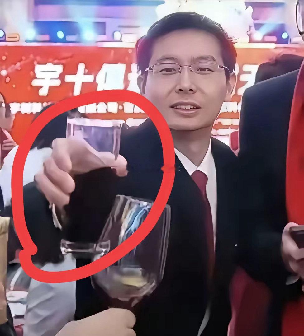 看到宇树老板以可乐敬酒照片，茅台崩不住了！茅台：你们真的不给我面子啊！中青年：你