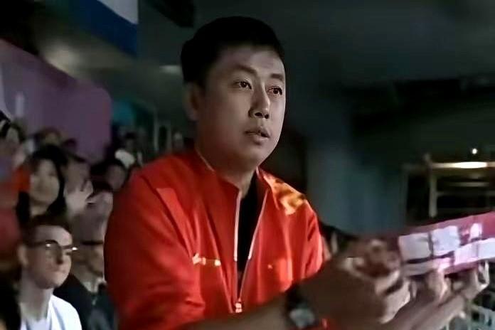 那个叫吴颢的教练，进国家队了，巴黎奥运会女单决赛现场，当全场观众都在为对手欢呼时