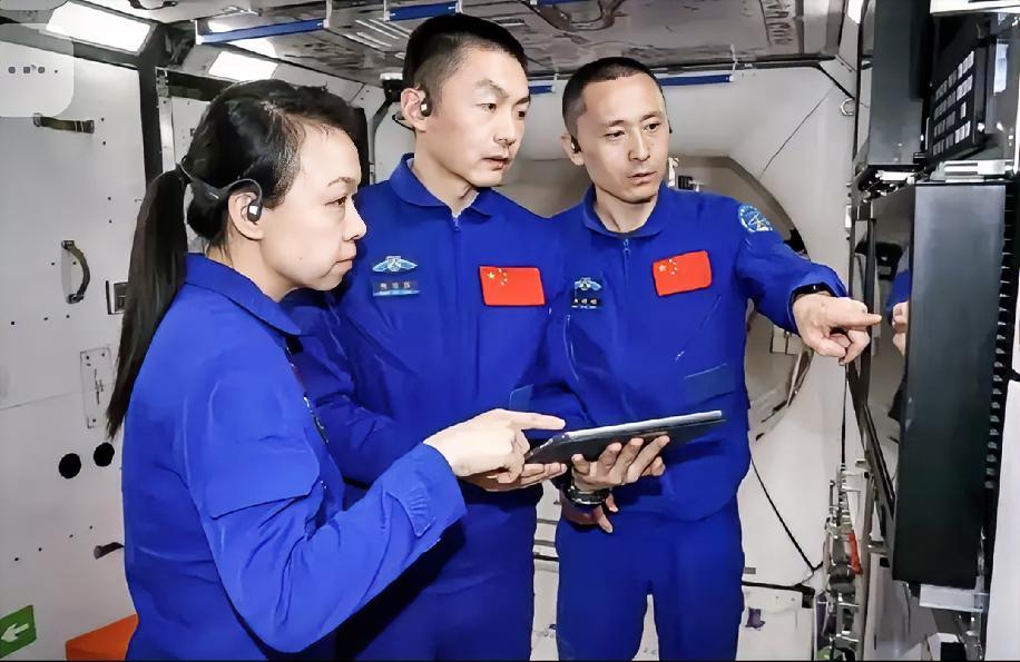 一支飘在太空的笔，照出了多少人的偏见与心虚神舟二十三号发射后不久，港媒直播