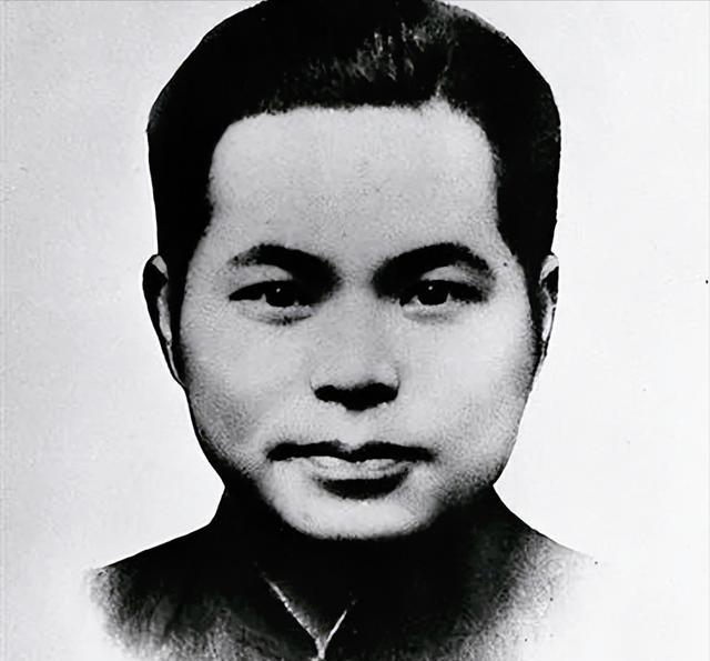 1946年，国军少将趁着夜色，闯进了一个地下党员家里，他用枪顶着地下党员的脑袋，