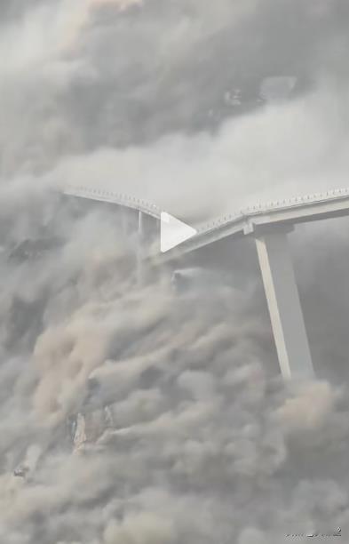 四川阿坝红旗桥垮塌，今年刚建成，官方：已提前一天交通管制。甘阿凉地区，尤其是龙门