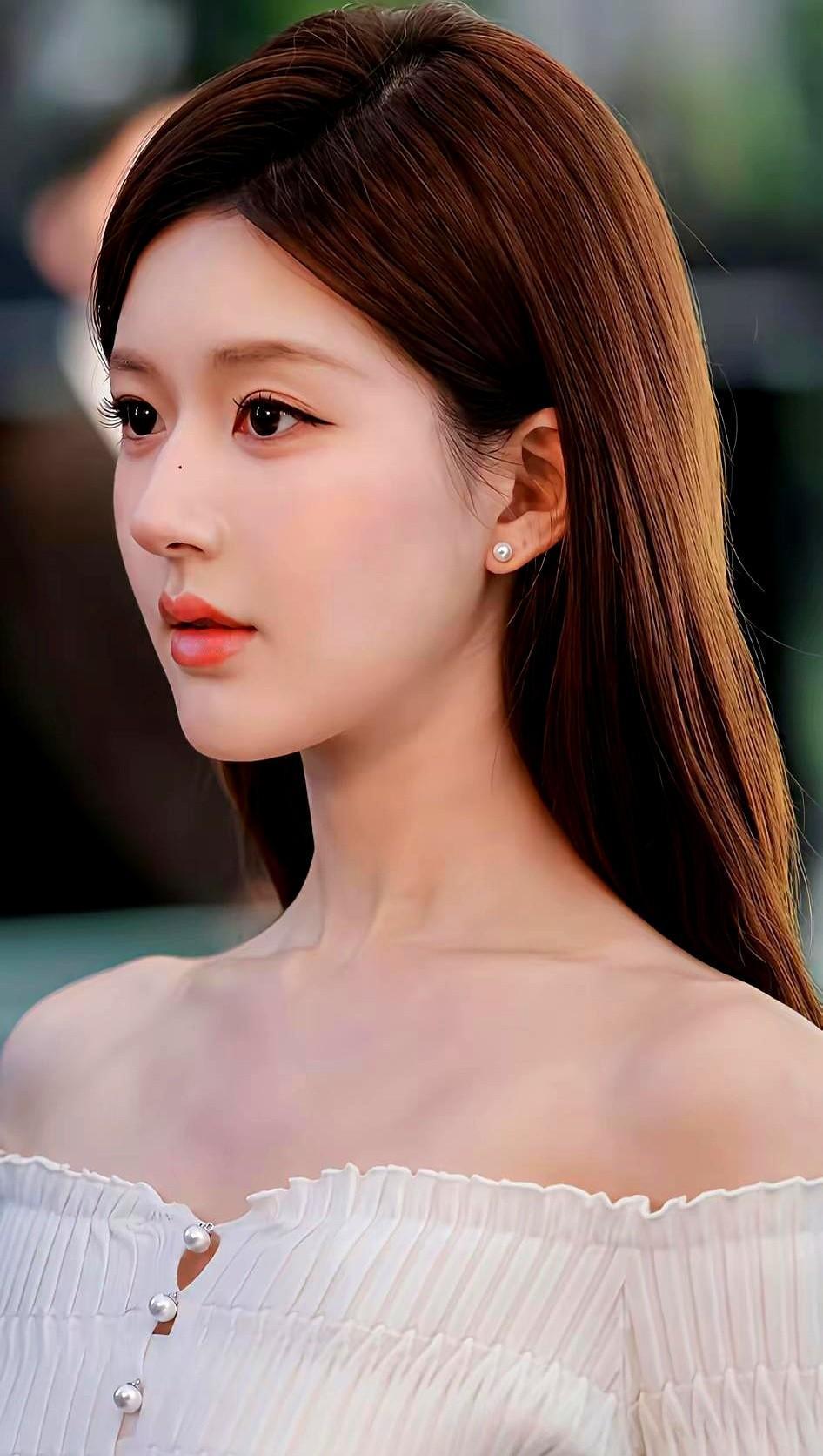 老有人说赵露思现在一整个韩味。说真的，我倒觉得她现在比以前好看太多了。人瘦了