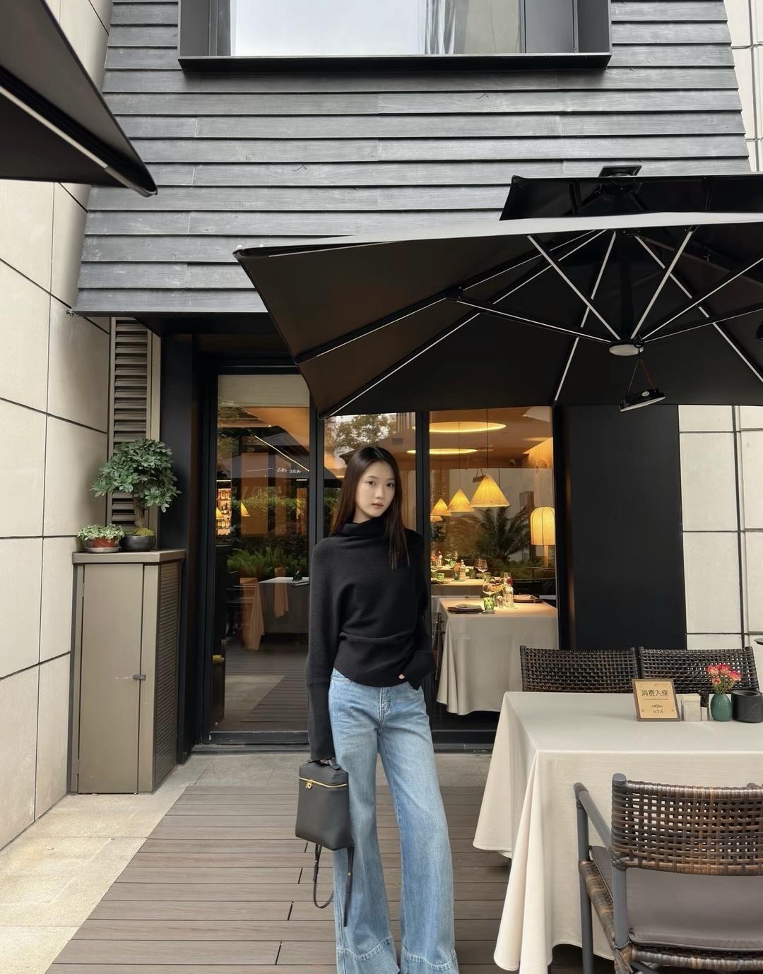 直筒牛仔裤真是时尚界的万能选手！夏天，腿粗、腿不直的姐妹穿它超合适。像刘雯穿白