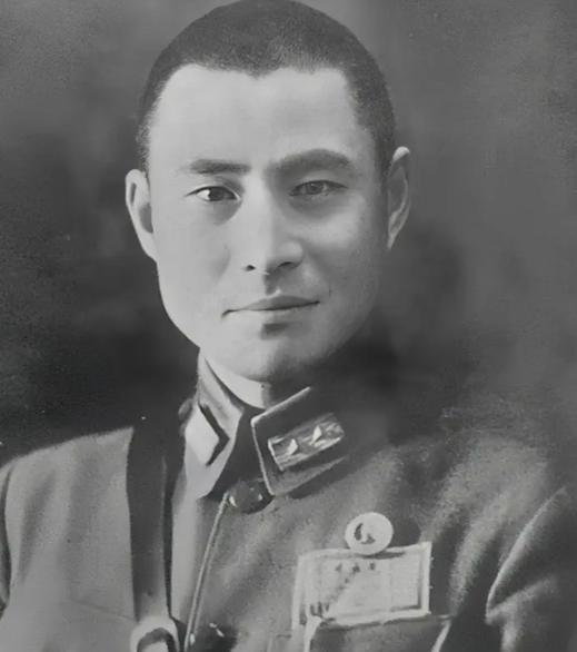 1948年，黄维召开军事会议，问杨伯涛：“我们当面共军是谁？”杨伯涛说：“陈赓。