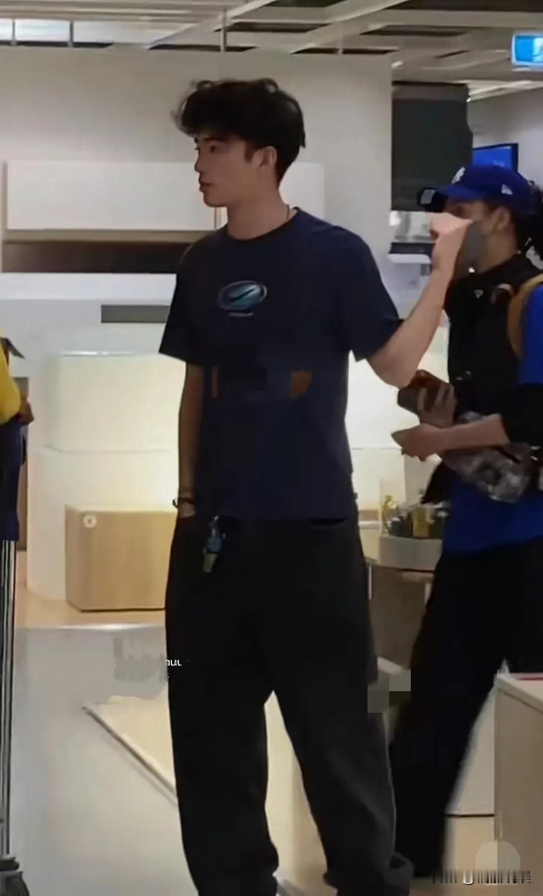 张柏芝去到澳洲陪大儿子，母子俩一起去商场购物。张柏芝戴着棒球帽和口罩，又白又瘦