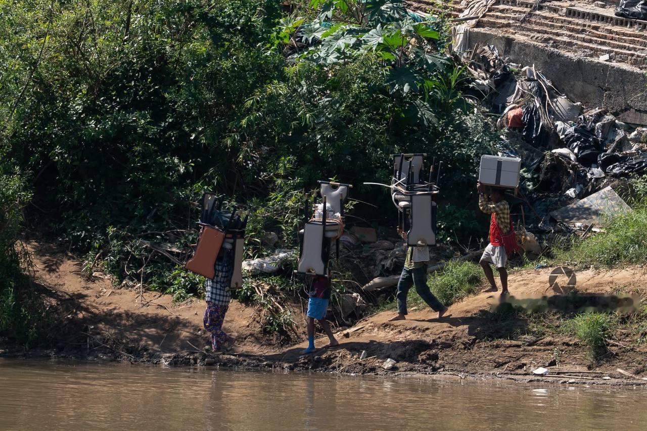 近日，调查人员在缅甸妙瓦底市KK园区发现，在部分建筑被拆除及人员撤离后，近百名当