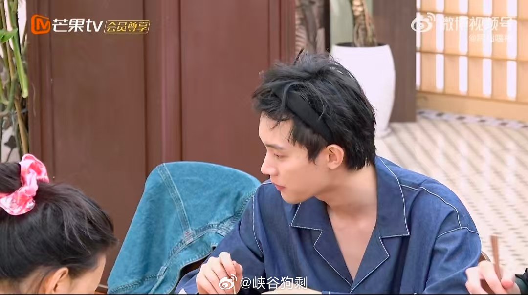 李小冉秒答王濛喜欢英格兰看球局挖到暖心小细节，孙怡随口一问王濛喜欢的球队，李小冉