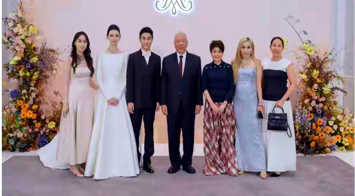 何猷君奚梦瑶澳门答谢宴，原配一脉不止何超雄去了，何超贤的儿子何家荣也去了。合影里何家荣老老实实站在最
