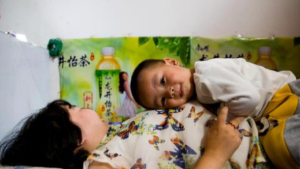 “医学奇迹！”2011年，江西一男子不顾家人反对，娶瘫痪女子。新婚夜前夕，岳母支