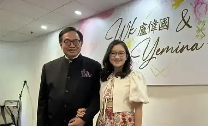 叫了二十年的“卢伯伯”，突然要改口叫“老公”。香港政商大佬卢伟国再婚，新娘是他从