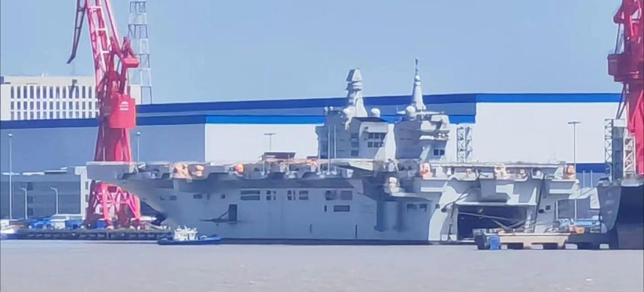 076型两栖攻击舰四川舰的电磁弹射器工棚拆了!此时距离去年底四川舰下水还不到十个